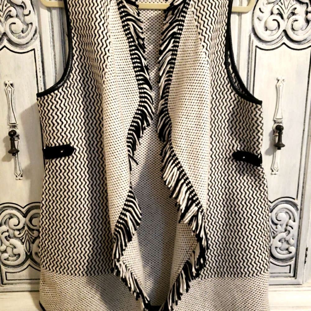 Fringe buckle cream sweater vest